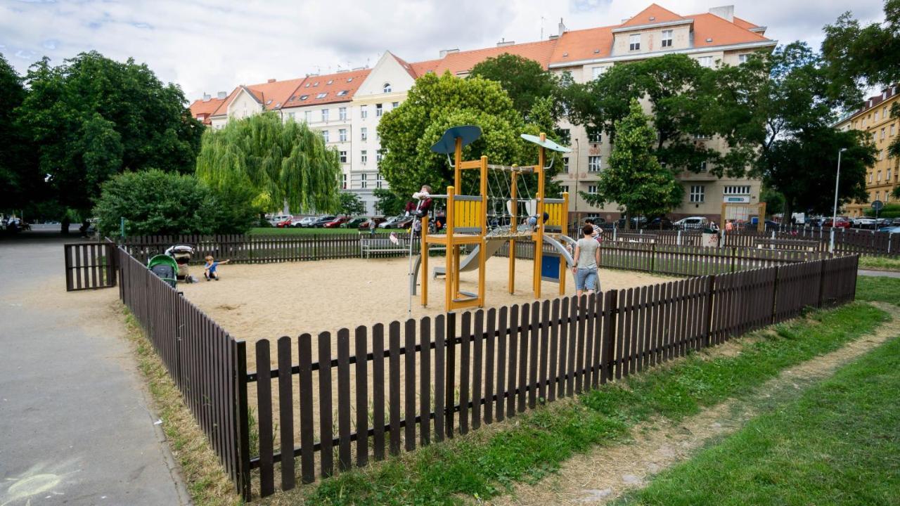 Flying Bed Close To Castle And Airport Apartmán *